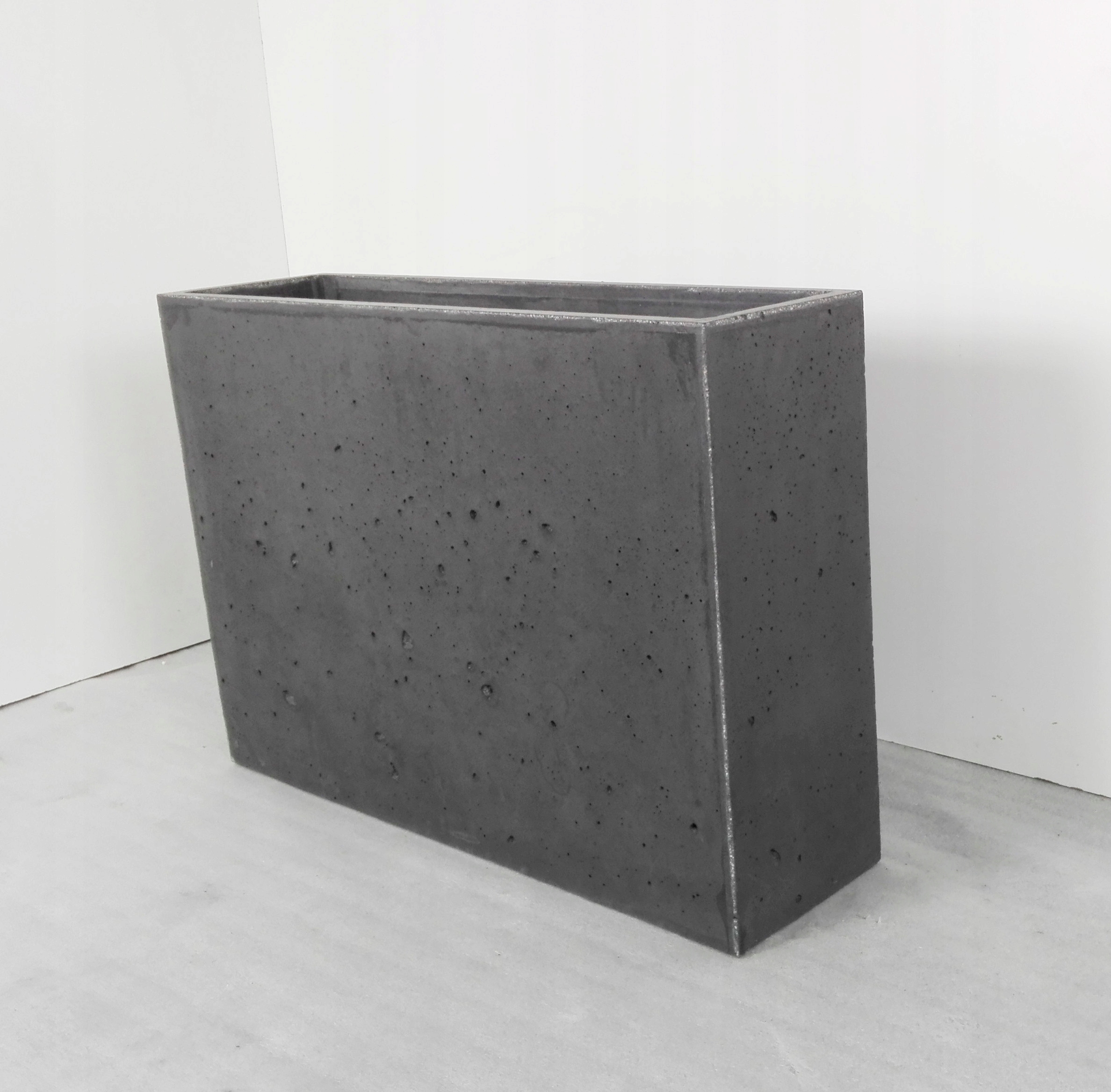 Úzky betónový kvetináč 70 × 20 × 60 betónový kvetináč